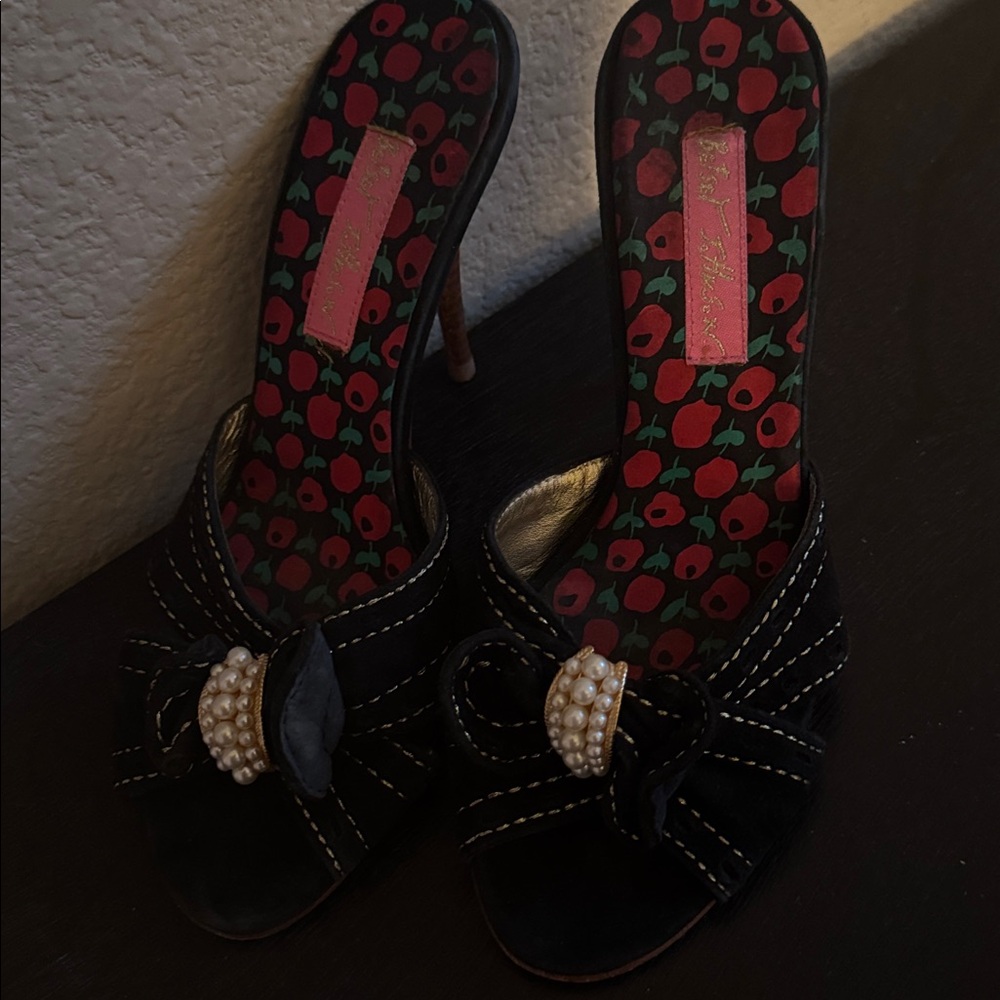 Betsey Johnson Black Suede Pearl and Bow Heels Size 6‎ - Picture 3 of 7